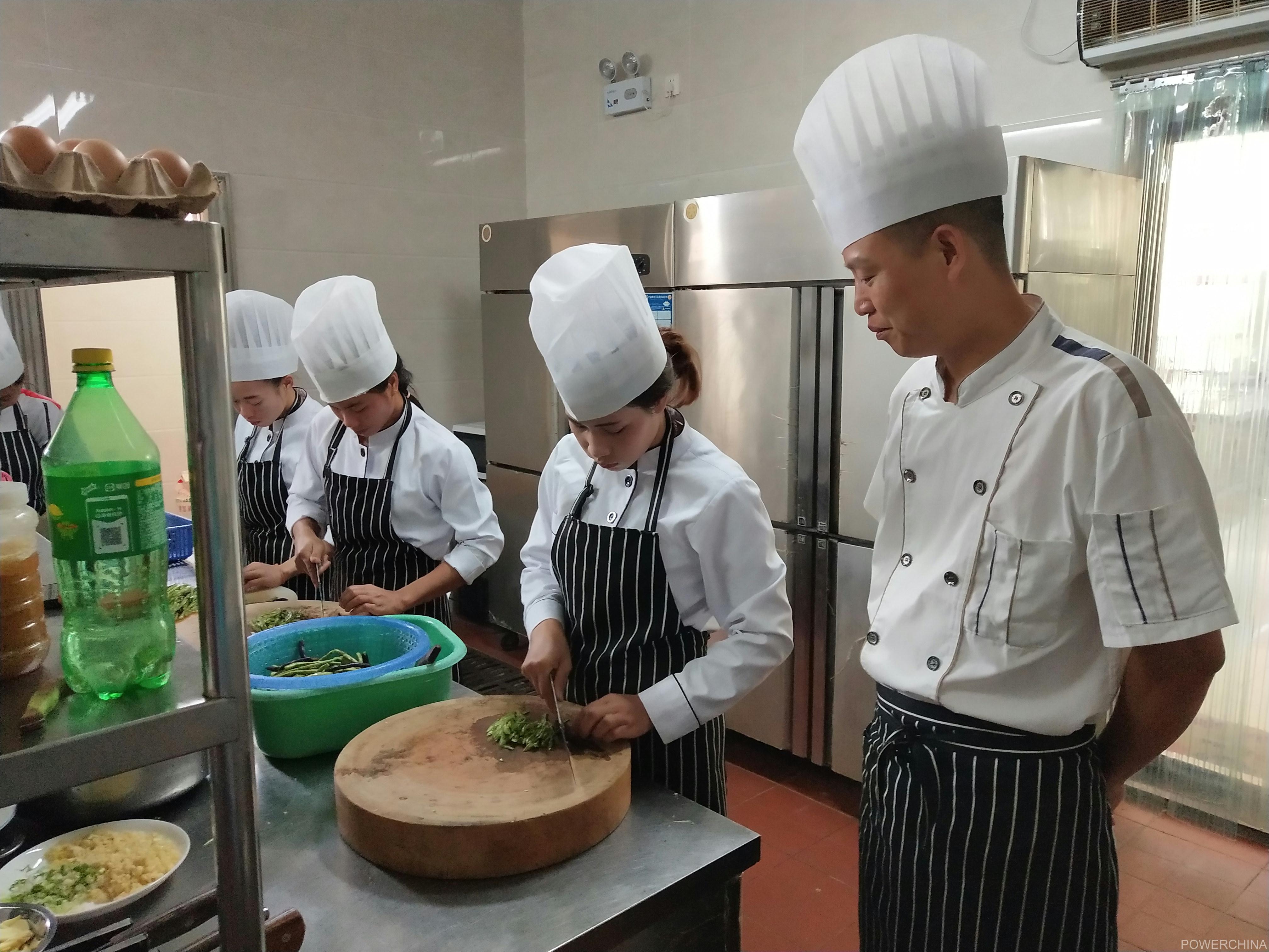 阿帕和厨师,帮厨们一起认真工作