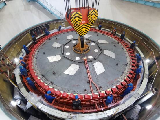 运行维护检修公司龚嘴水电站技改项目5号机转子吊装就位