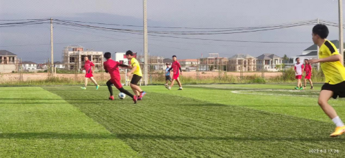 老挝万象物流园项目与老挝大众石油公司举行足球友谊赛